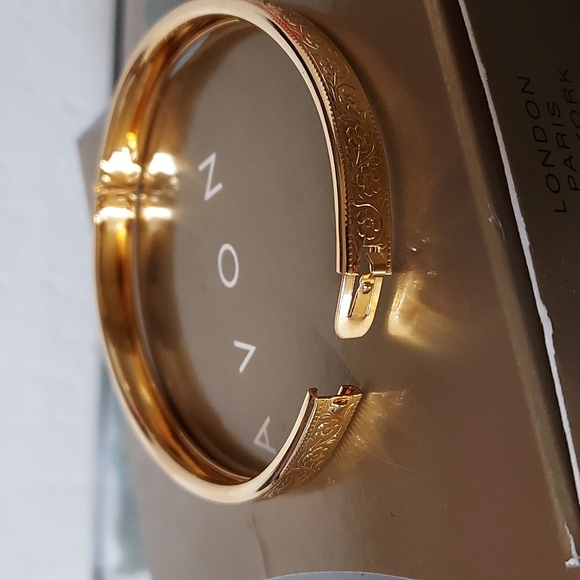 Avon Engraved Goldtone Bangle 1997 - Picture 5 of 8